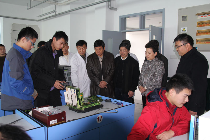 黨委書記邢善萍陪同張躍校長(zhǎng)走訪大學(xué)生創(chuàng)新實(shí)驗(yàn)室