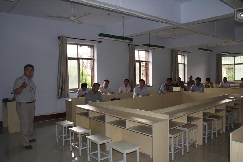 學(xué)校領(lǐng)導(dǎo)到機(jī)電學(xué)院調(diào)研實(shí)驗(yàn)室建設(shè)工作