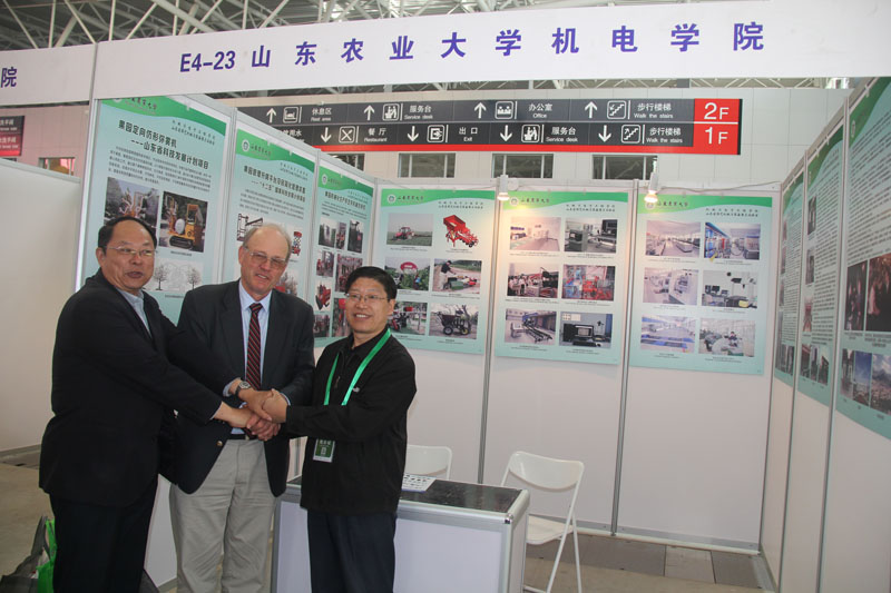 機(jī)電學(xué)院、山東省園藝機(jī)械與裝備重點實驗室參加&ldquo;2013中國國際農(nóng)業(yè)機(jī)械展覽會&rdquo;