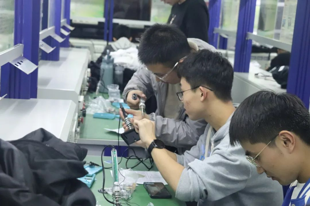 學雷鋒家電維修隊焊接培訓活動成...